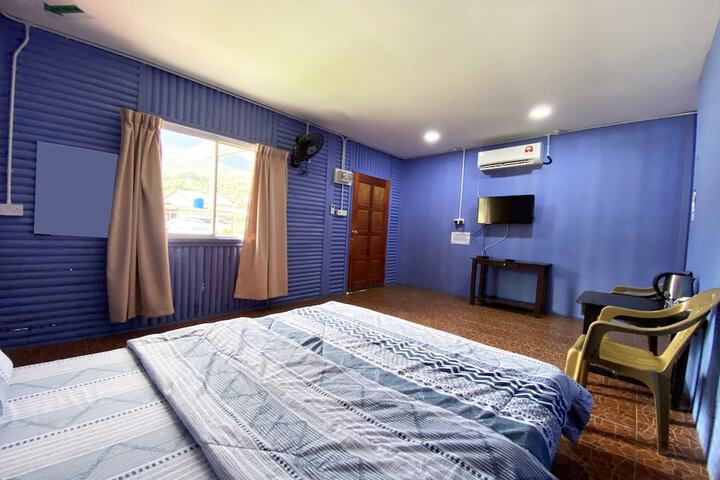 Room 4 of 9
