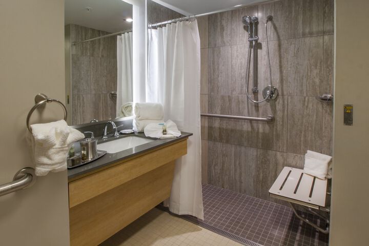 Executive Queen Room (6 of 9)