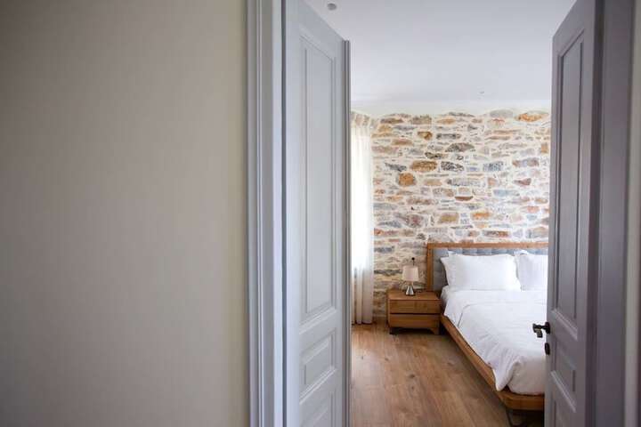 Room 6 of 183