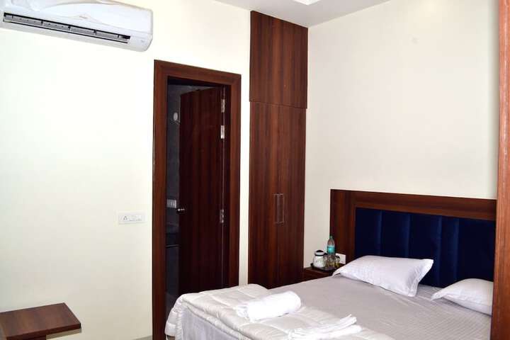 Room 3 of 16
