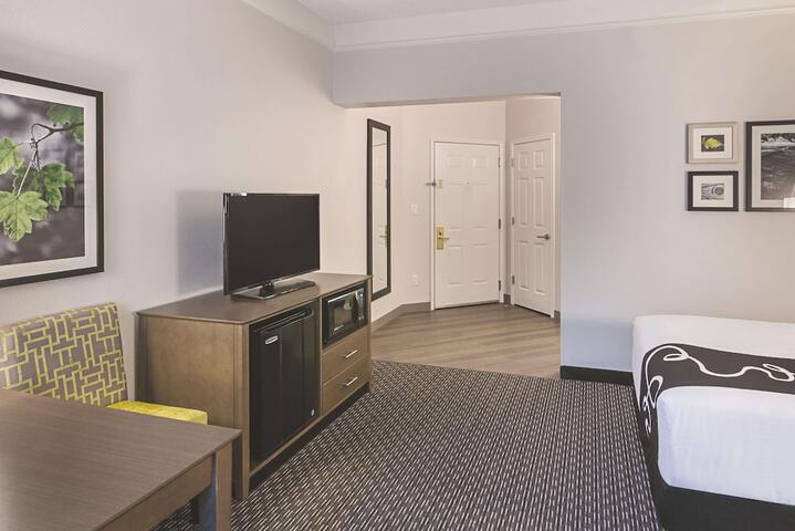1 King Bed Mobility Hearing Impaired Accessible Room (7 of 24)