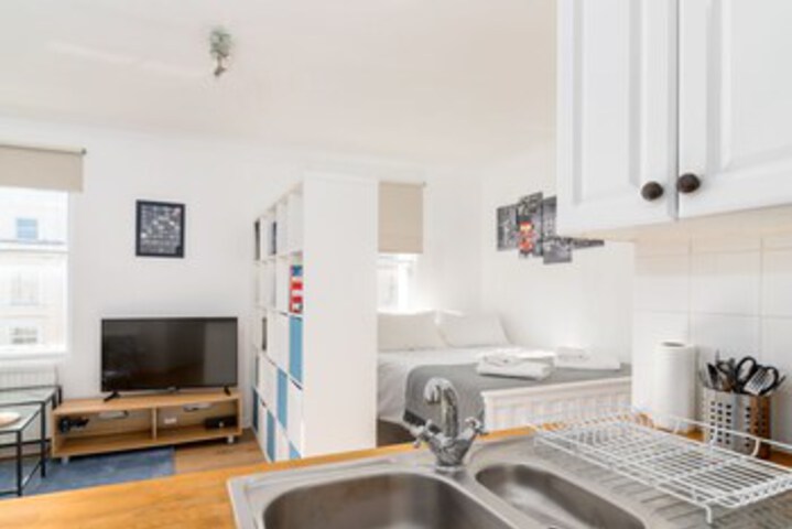 Bright Studio Flat Amazing Location!