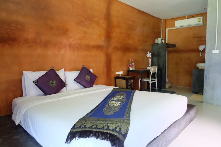 Room 4 of 16