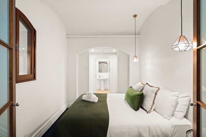 Room 9 of 318