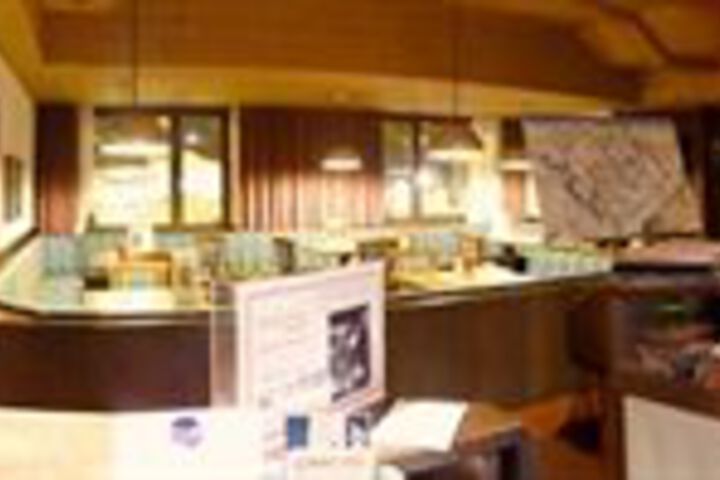 Lounge 9 of 16