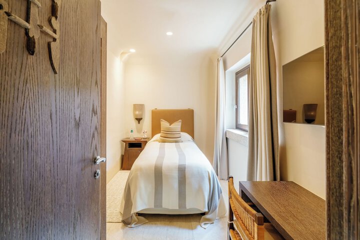 Room 36 of 230