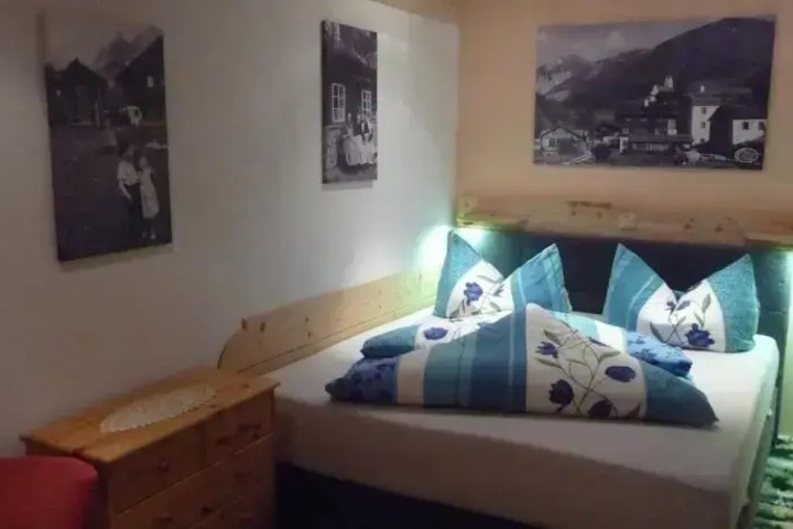 Room 6 of 9