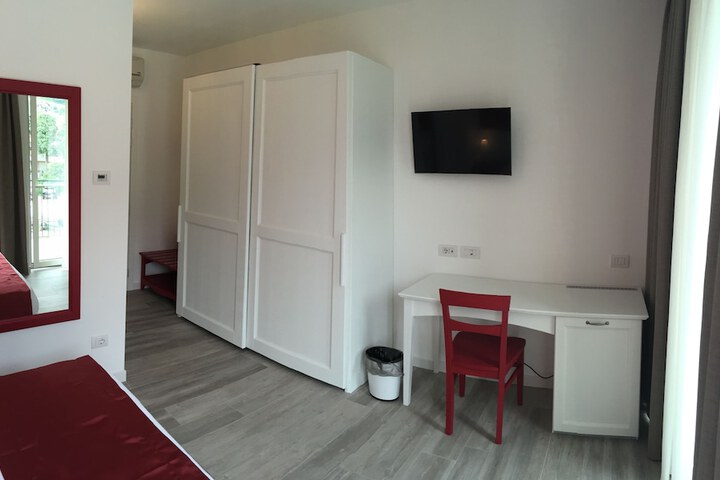 Room 3 of 32