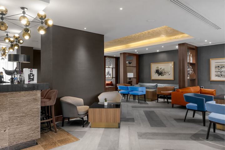 Lounge 93 of 110