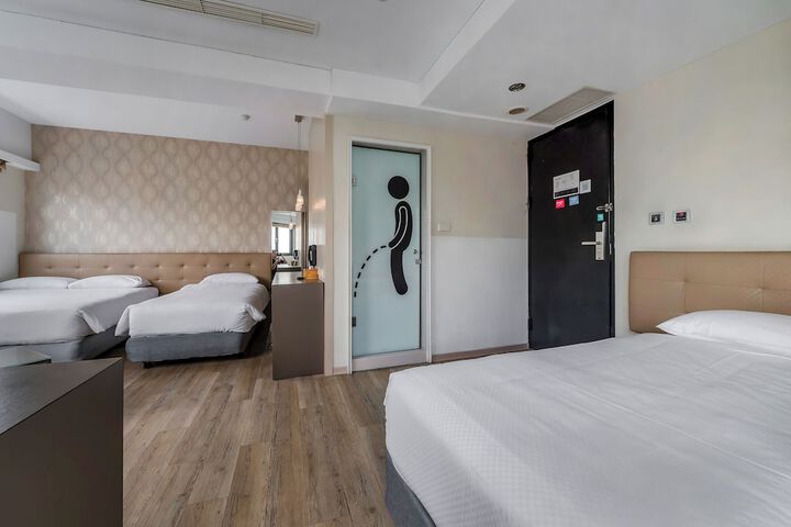 Room 50 of 93