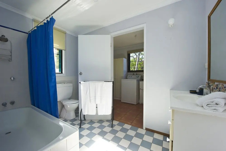 Room 6 of 13