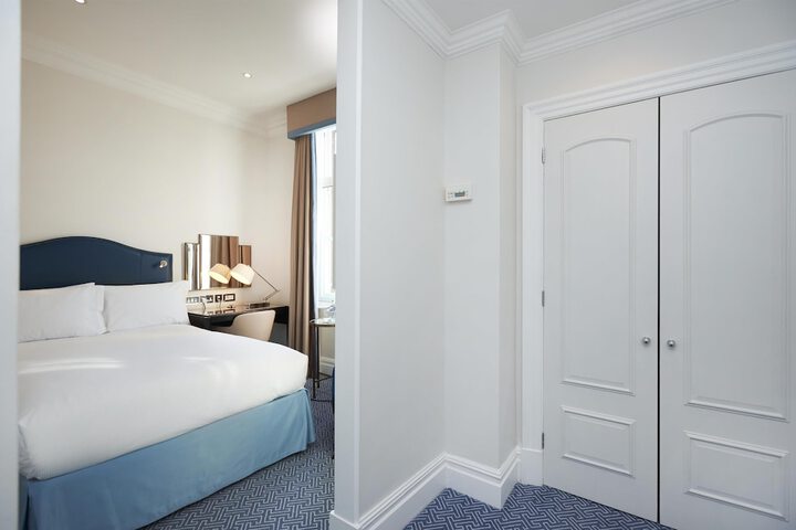 Room 32 of 143