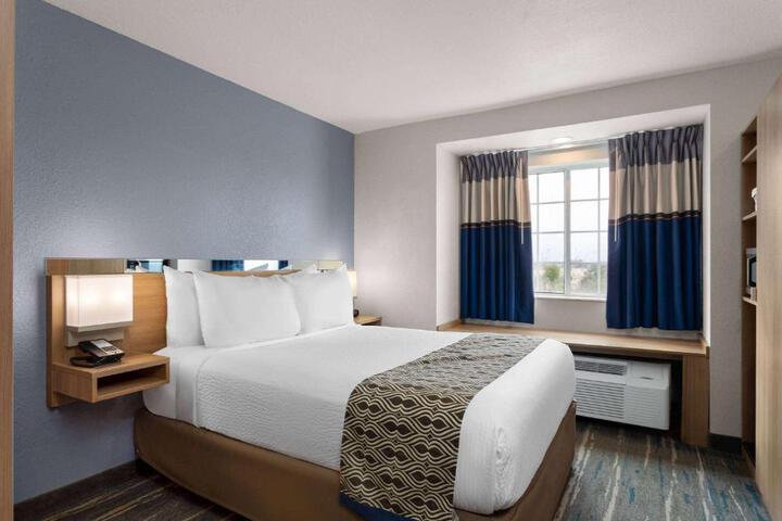 1 Queen Bed (14 of 20)