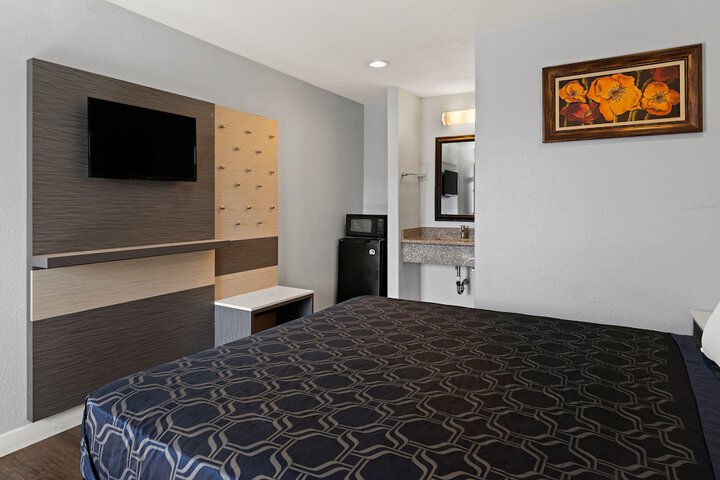 1 King Bed (1 of 11)