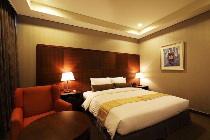 Room 12 of 32