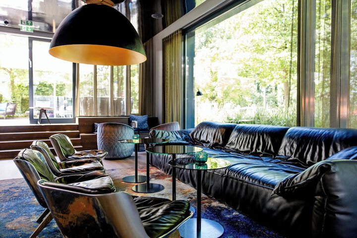 Lounge 19 of 23