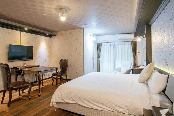 Room 10 of 83