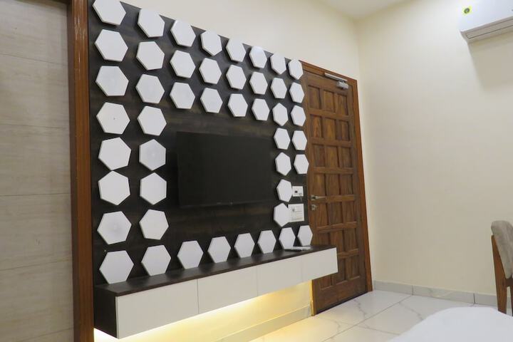Room 4 of 9