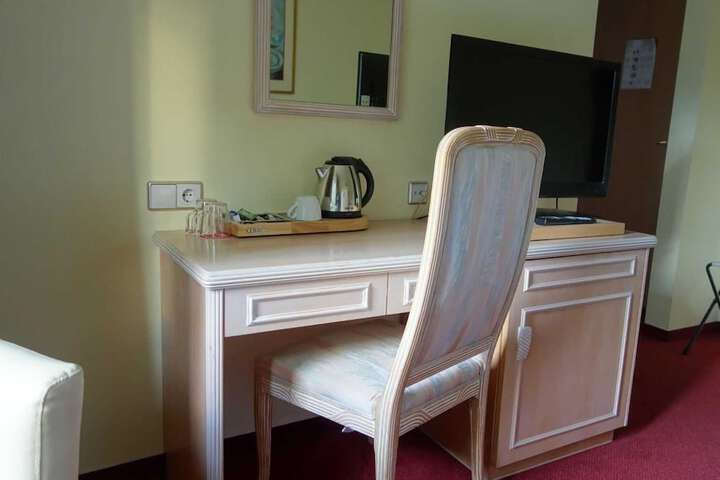 Room 10 of 38