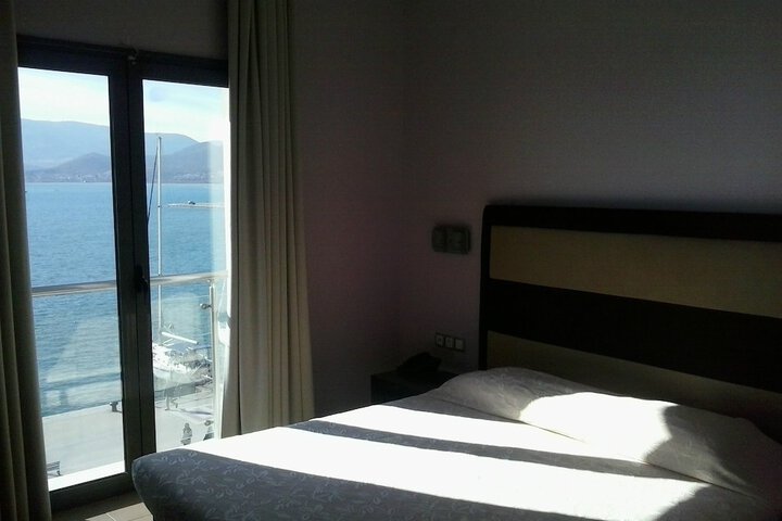 Room 6 of 33