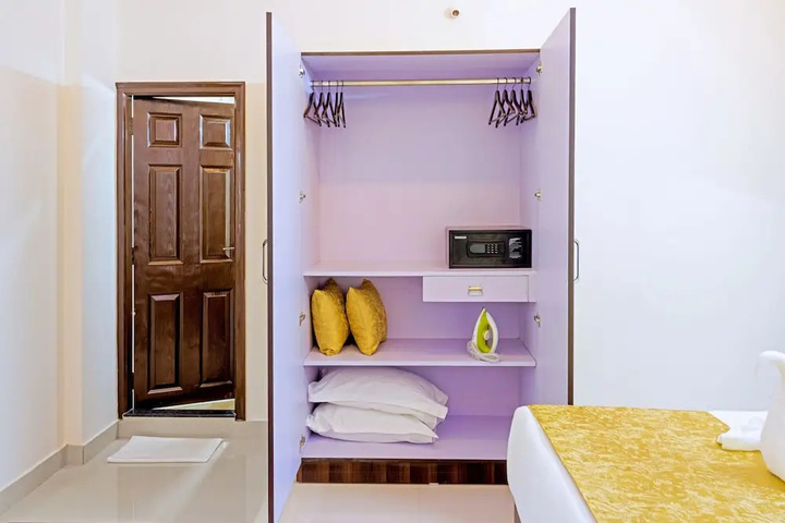Room 6 of 18