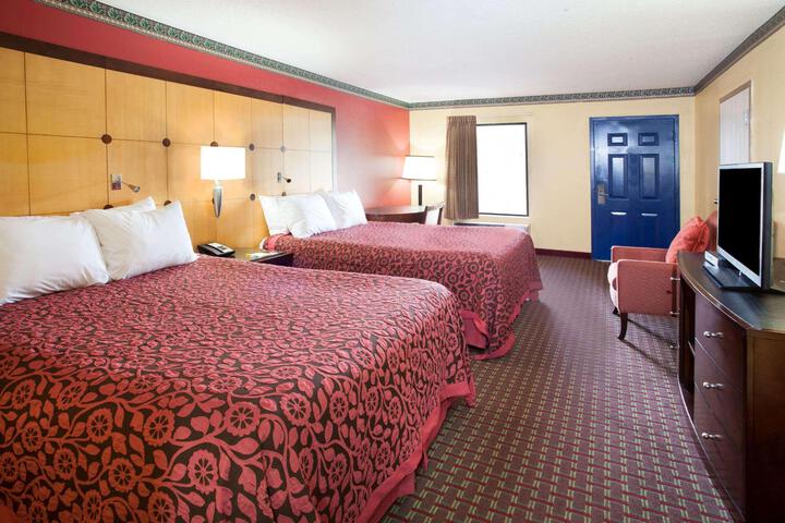 2 Queen Beds (3 of 5)