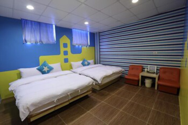 Room 6 of 16