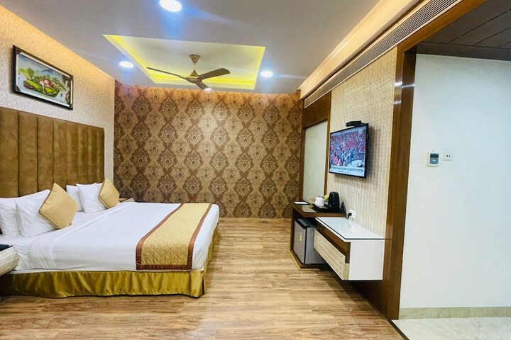 Room 36 of 77