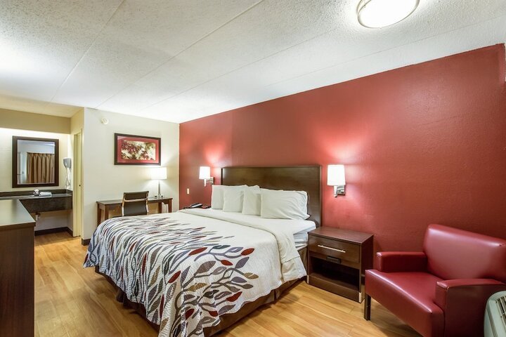 Deluxe King Bed (5 of 12)