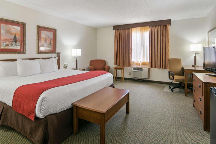 1 King Bed Second Floor Work Desk Microwave and Refrigerator WiFi Stair Accessible Only Full Breakfast (7 of 9)