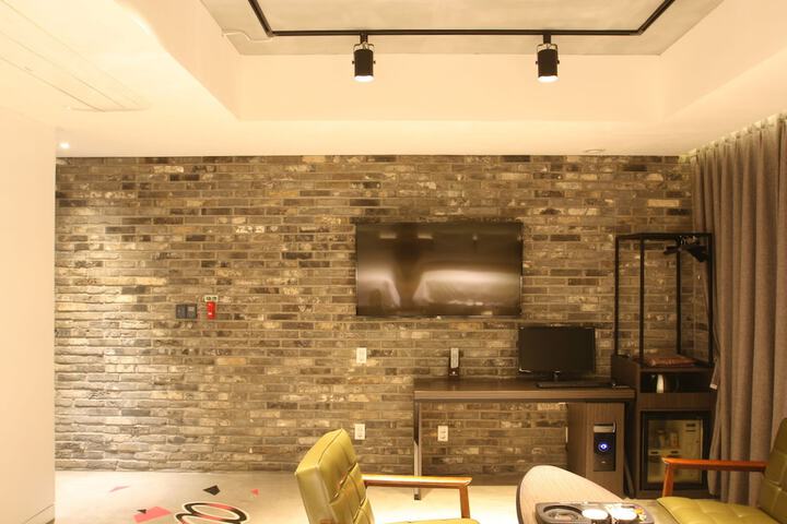 Room 4 of 32