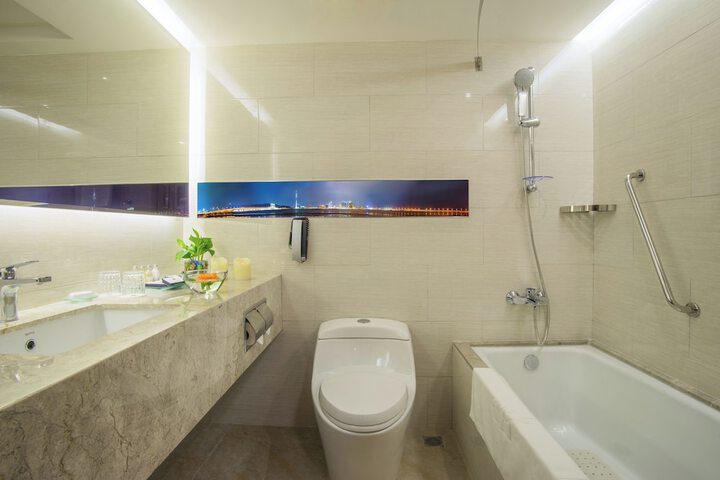 Room 17 of 28