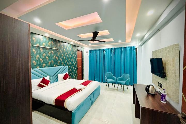 Room 6 of 10
