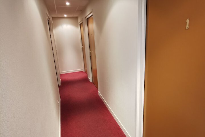 Handrails in hallways