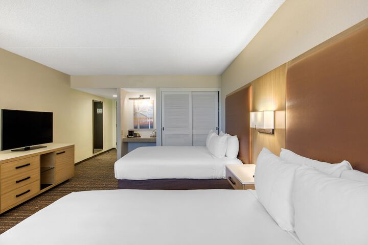 2 Queen Beds (7 of 9)