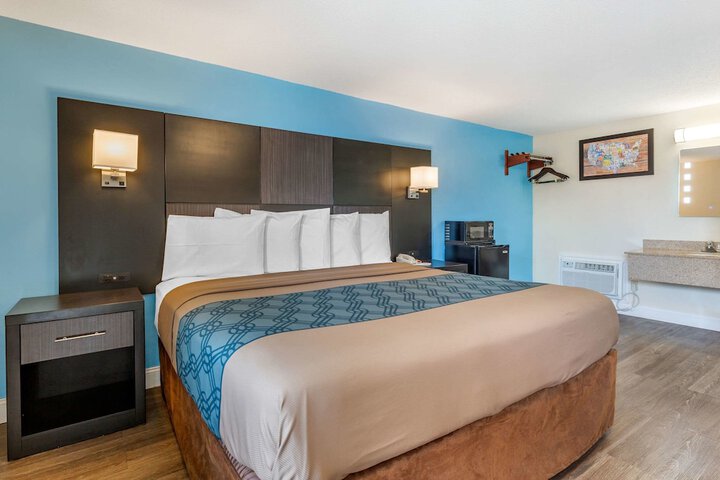 1 King Bed (1 of 7)
