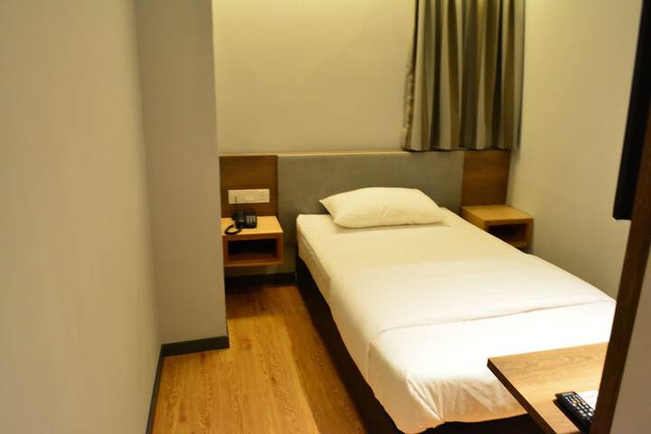 Room 9 of 33