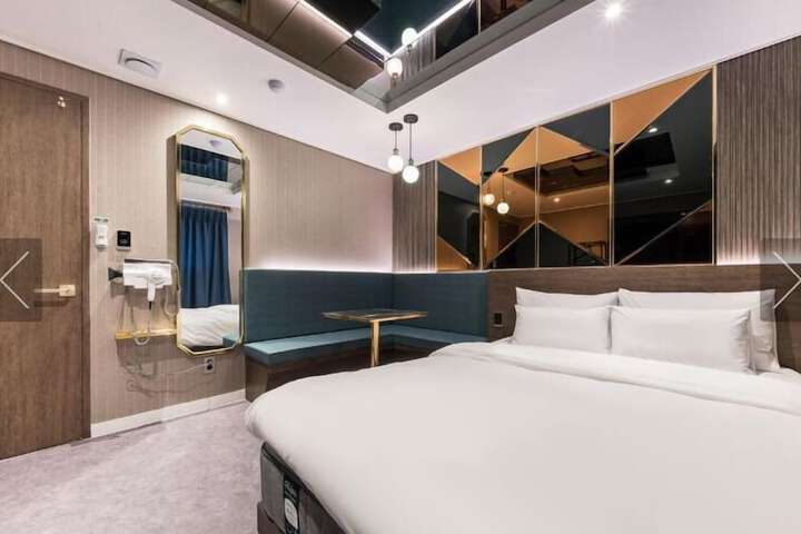 Room 13 of 26