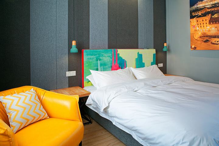 Room 9 of 47