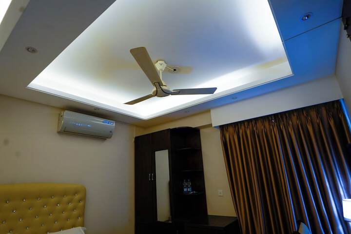 Room 4 of 10