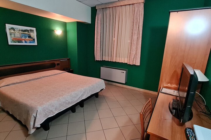 Room 11 of 40