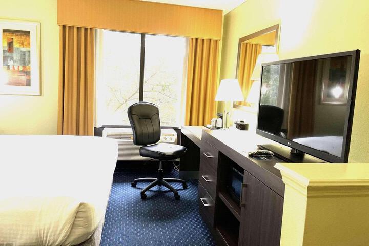 2 Queen Beds (3 of 8)