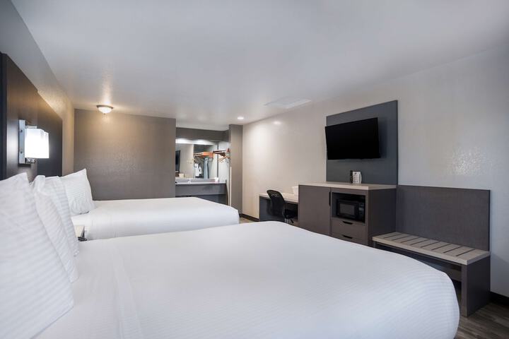 2 Queen Beds Microwave and Refrigerator WiFi Continental Breakfast (2 of 11)