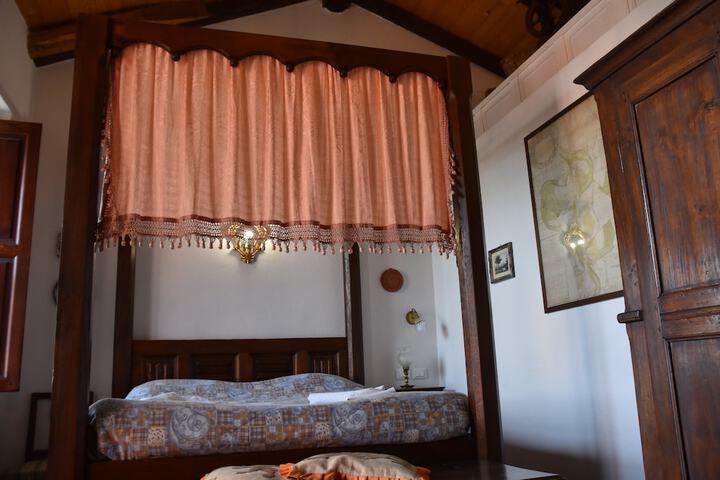 Room 2 of 39