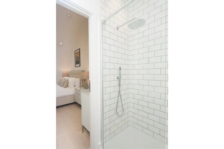 Room 5 of 16