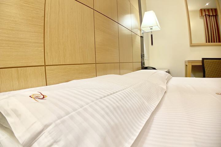 Room 12 of 63