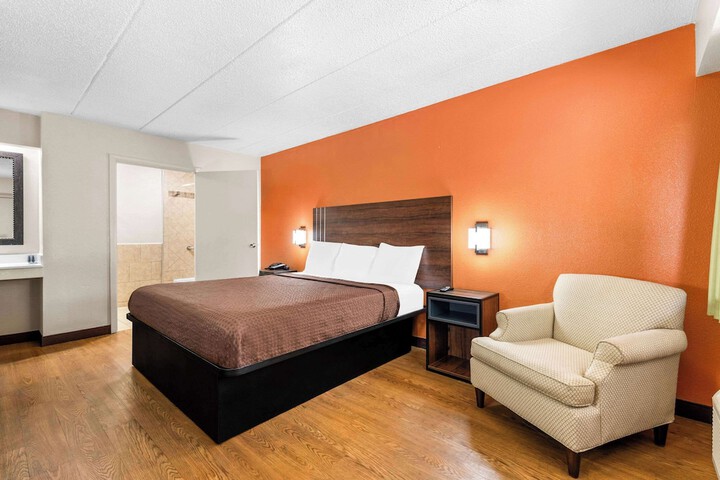 1 King Bed (4 of 22)