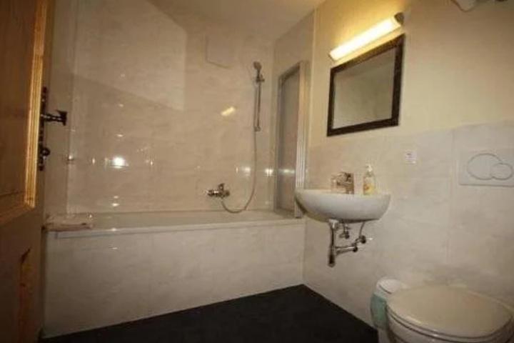 Room 8 of 22