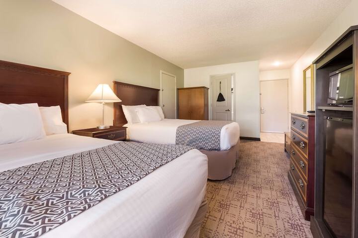 2 Double Beds Work Desk High Speed Internet Accessible Microwave and Refrigerator Coffe (9 of 12)