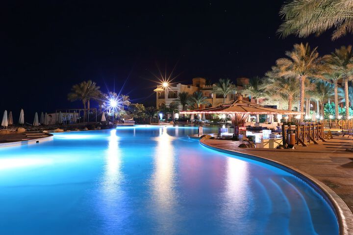 Hotel with Pool
